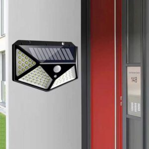 solarna zidna lampa pored ulaznih vrata