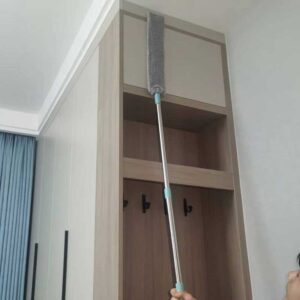 Brisanje prašine sa visokih polica pomoću produžive drške