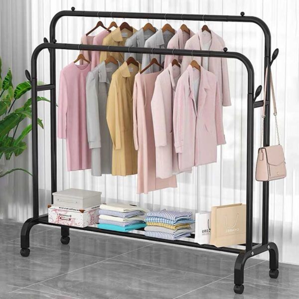 crni metalni štender za odlaganje garderobe