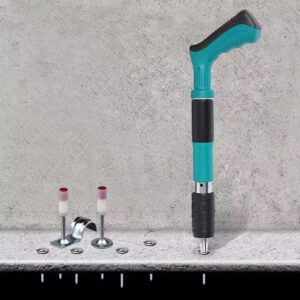 Ručni pištolj za ekser pored površine sa zakucanim ekserima – rezultat preciznog i brzog fiksiranja.