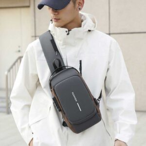 Torbica sa zaštitnom bravom koja se nosi napred na grudima radi zaštite od krađe