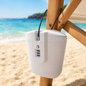 Beli sef za plažu sa trocifrenom šifrom i čeličnom sajlom zakačen za ležaljku
