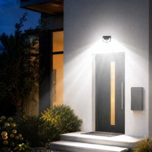 Solarna LED lampa sa senzorom pokreta osvetljava ulaz u kuću jakim svetlom