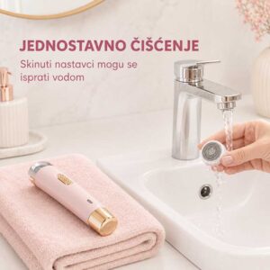 Čišćenje skinutog nastavka ženskog trimera pod mlazom vode