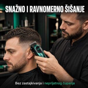 Profesionalna mašinica za šišanje VGR V-166 tokom ravnomernog skraćivanja kose u berberskom salonu