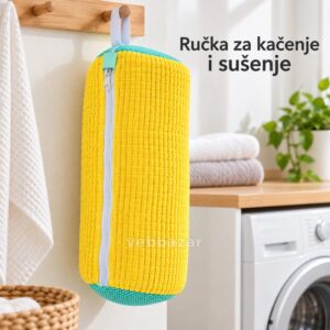 Žuta torba za pranje patika okačena za ručku u prostoru za pranje veša.