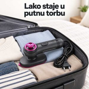 Mini pegla za putovanja spakovana u kofer među složenom odećom
