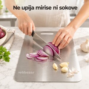 Seckanje crvenog luka i belog luka na metalnoj dasci za sečenje